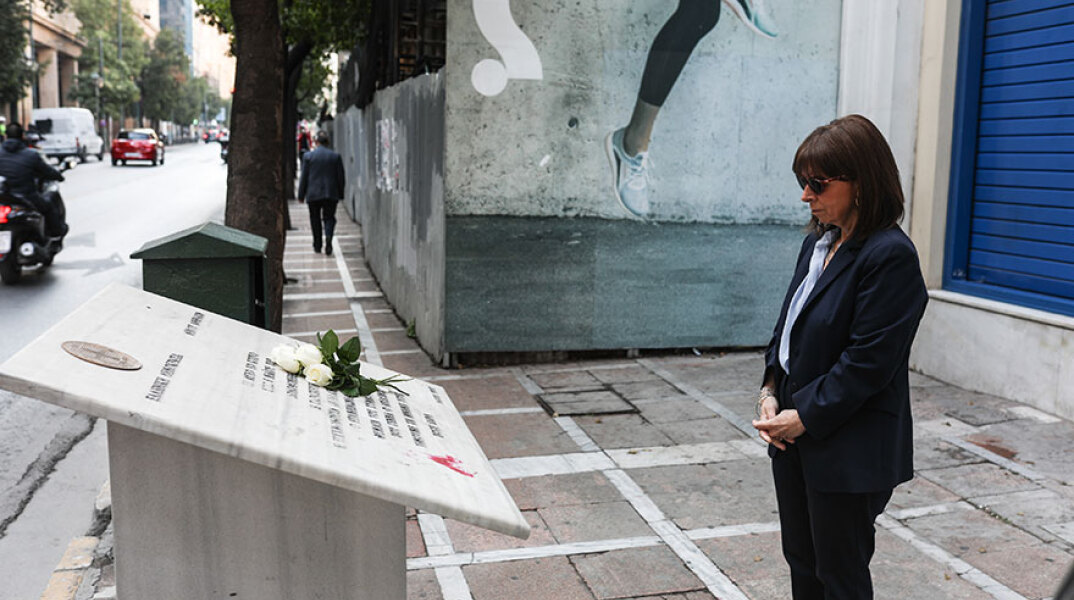 Η Κατερίνα Σακελλαροπούλου μπροστά στο μνημείο των θυμάτων της Marfin