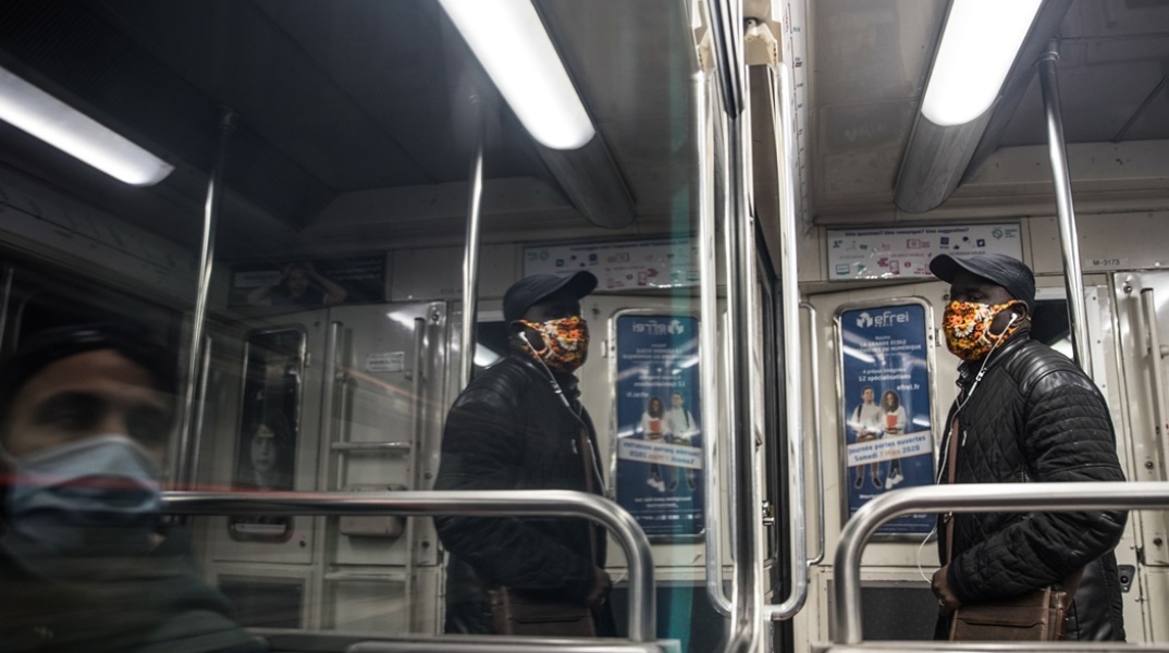 Επιβάτες φορούν μάσκα προστασίας από τον κορωνοϊό στο μετρό της Γαλλίας