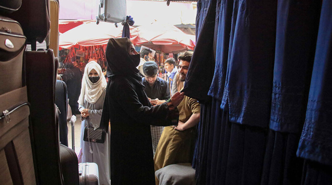 Οι γυναίκες στην επαρχία Χεράτ του Αφγανιστάν κάθονται χωριστά από τους άνδρες στα εστιατόρια