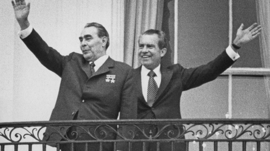 Ο Ρώσος ηγέτης Λεονίντ Μπρέζνιεφ (αριστερά) και ο Πρόεδρος των ΗΠΑ Ρίτσαρντ Νίξον χαιρετούν από το μπαλκόνι του Λευκού Οίκου στην Ουάσιγκτον, Ιούνιος 1973