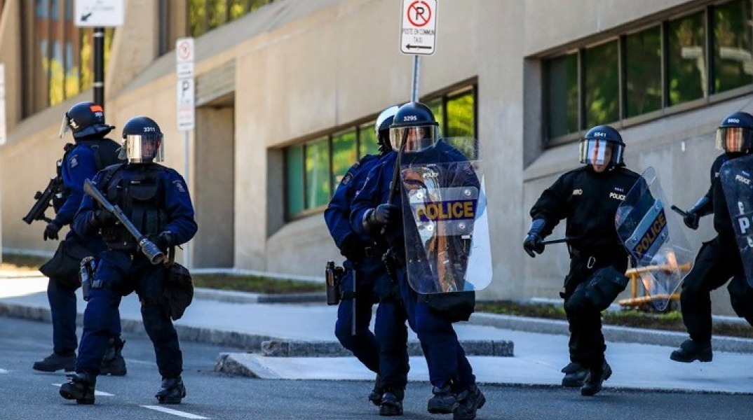 Καναδάς: Αστυνομικοί σκότωσαν νεαρό που βάδιζε κρατώντας τουφέκι κοντά σε σχολεία.