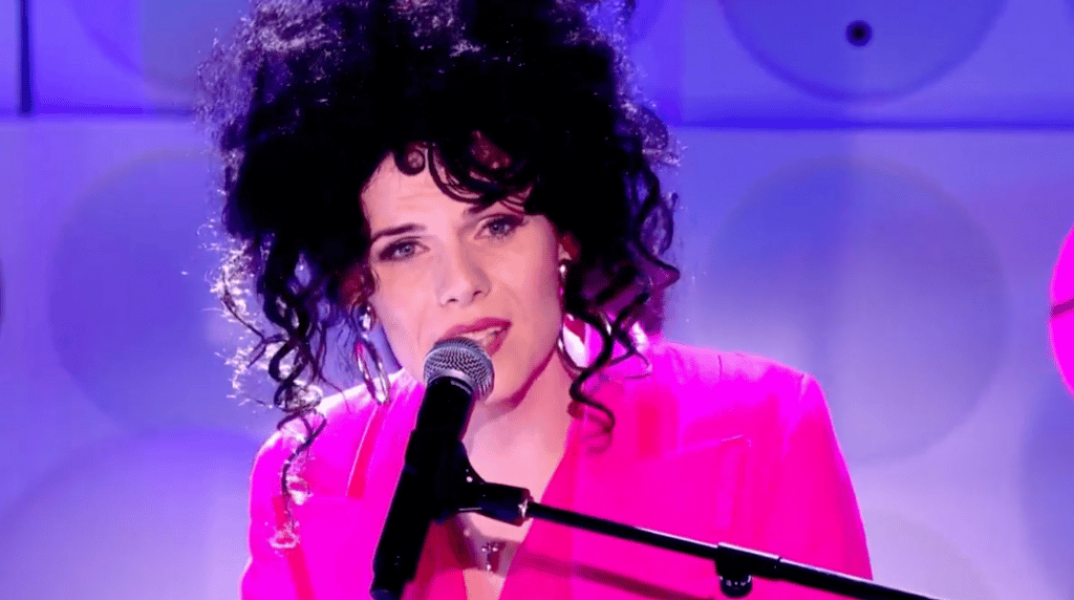 Τρανς κωμικός γδύθηκε σε live βρετανική εκπομπή