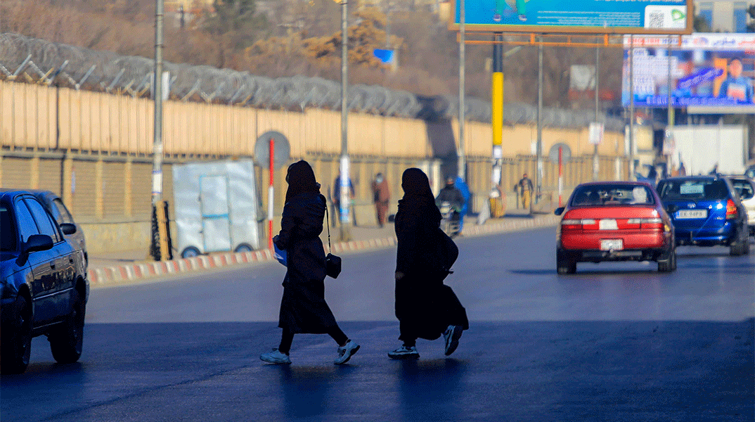 Γυναίκες περπατούν σε πόλη του Αφγανιστάν