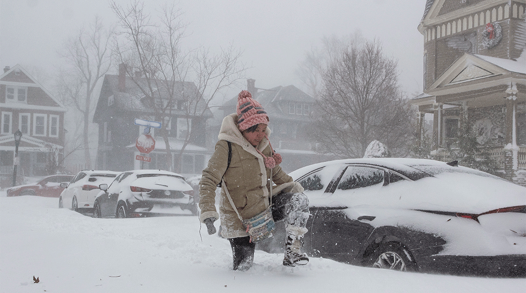 Γυναίκα περπατά με δυσκολία στους χιονισμένους δρόμους στο Μπάφαλο