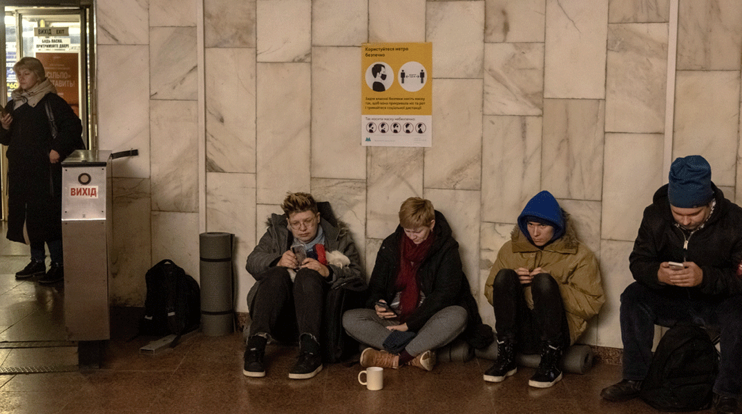 Ουκρανοί έχουν βρει καταφύγιο στο μετρό την ώρα που ηχούν οι σειρήνες