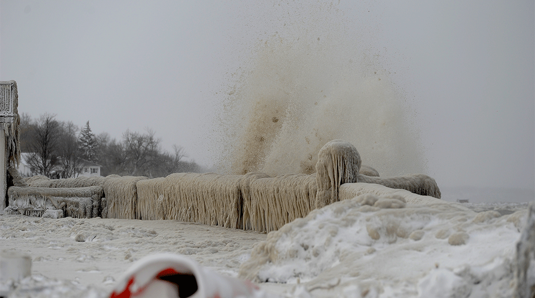 Πάγος και χιόνι έχουν σκεπάσει τα προστατευτικά κιγκλιδώματα στη λίμνη Erie