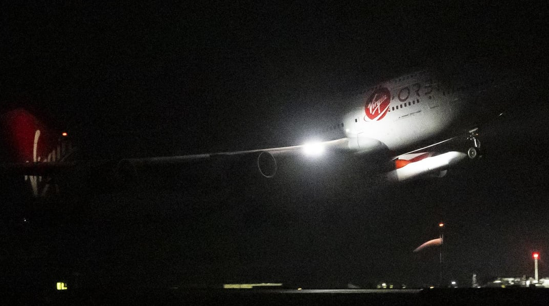 Το «Cosmic Girl» της Virgin απογειώνεται με τον διαστημικό πύραυλο κάτω από το φτερό του