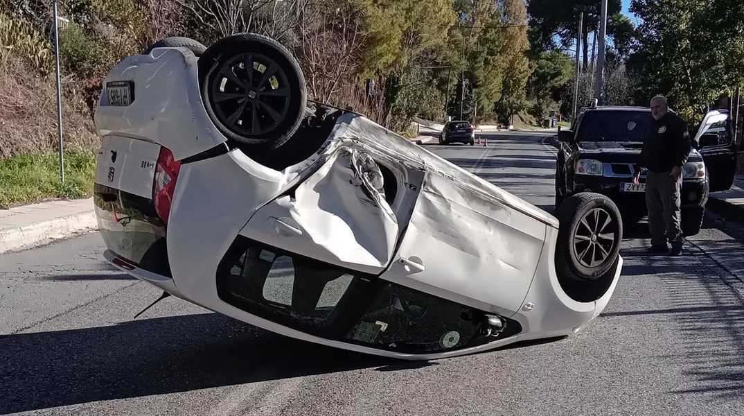 Το αυτοκίνητο που αναποδογύρισε στην Πεντέλη μετά το τροχαίο