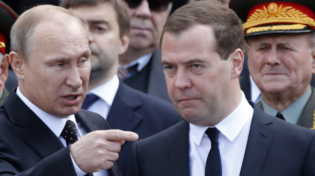 Βλαντίμιρ Πούτιν και Ντμίτρι Μεντβέντεφ απειλούν τη Δύση με πυρηνικά