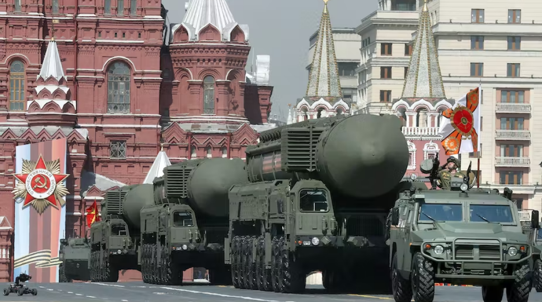 Βαλλιστικός πύραυλος σε στρατιωτική παρέλαση στη Μόσχα