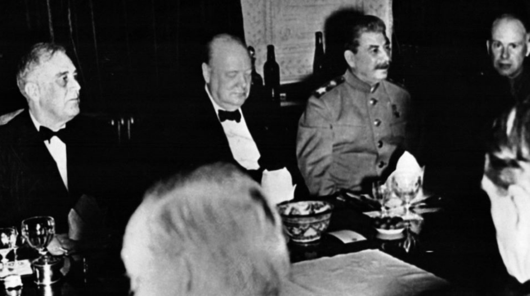 Ρούσβελτ και Στάλιν στη διάρκεια δείπνου εργασίας στο Ιράν το 1943 ©Keystone-France\Gamma-Rapho via Getty Images