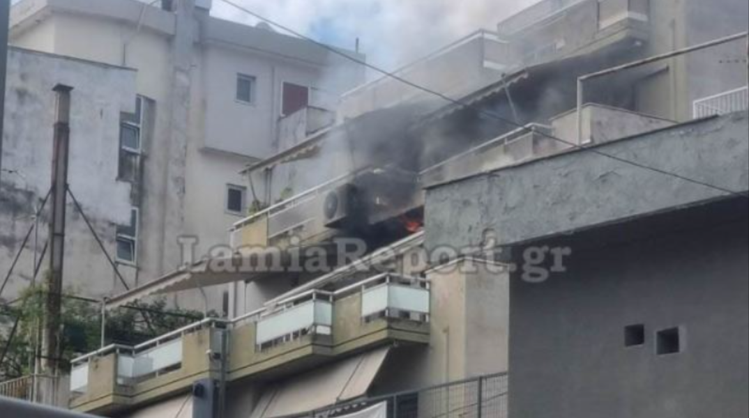 Φωτιά ξέσπασε σε διαμέρισμα πίσω από το θερινό Δημοτικό Θέατρο Λαμίας