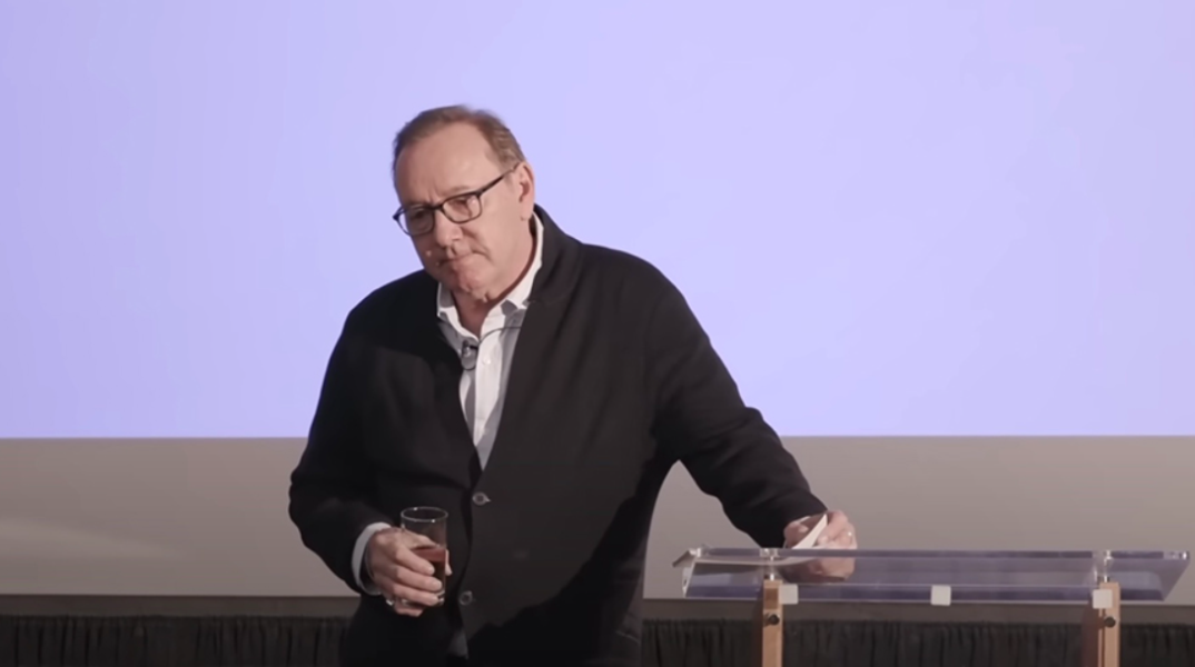 Πρώτη εμφάνιση του Κέβιν Σπέισι μετά την αθώωσή του από τις κατηγορίες για σεξουαλική παρενόχληση