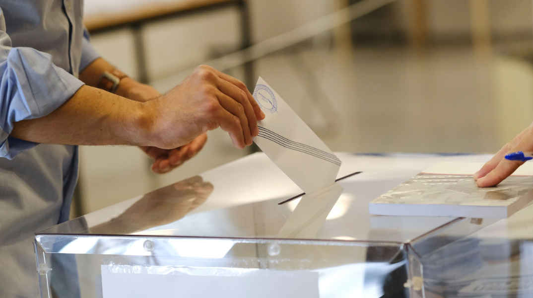 Δημοσκόπηση MRB: Πτώση για τον ΣΥΡΙΖΑ, διχασμένοι οι ψηφοφόροι για τις αποφάσεις Κασσελάκη