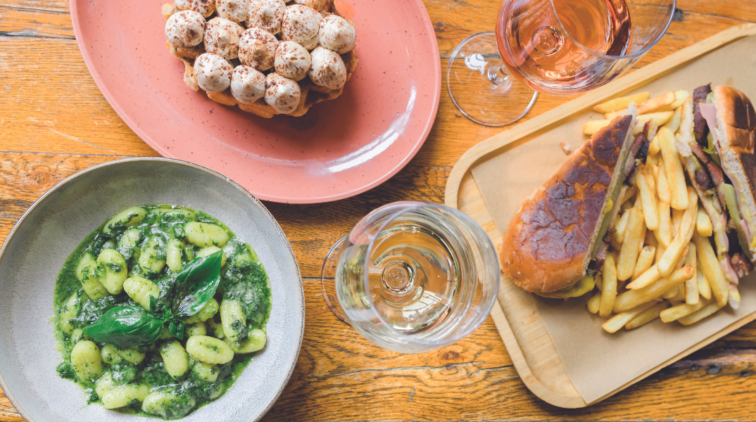 Café Cafe cocktails & more: Το στέκι που άλλαξε τα δεδομένα  στο Περιστέρι