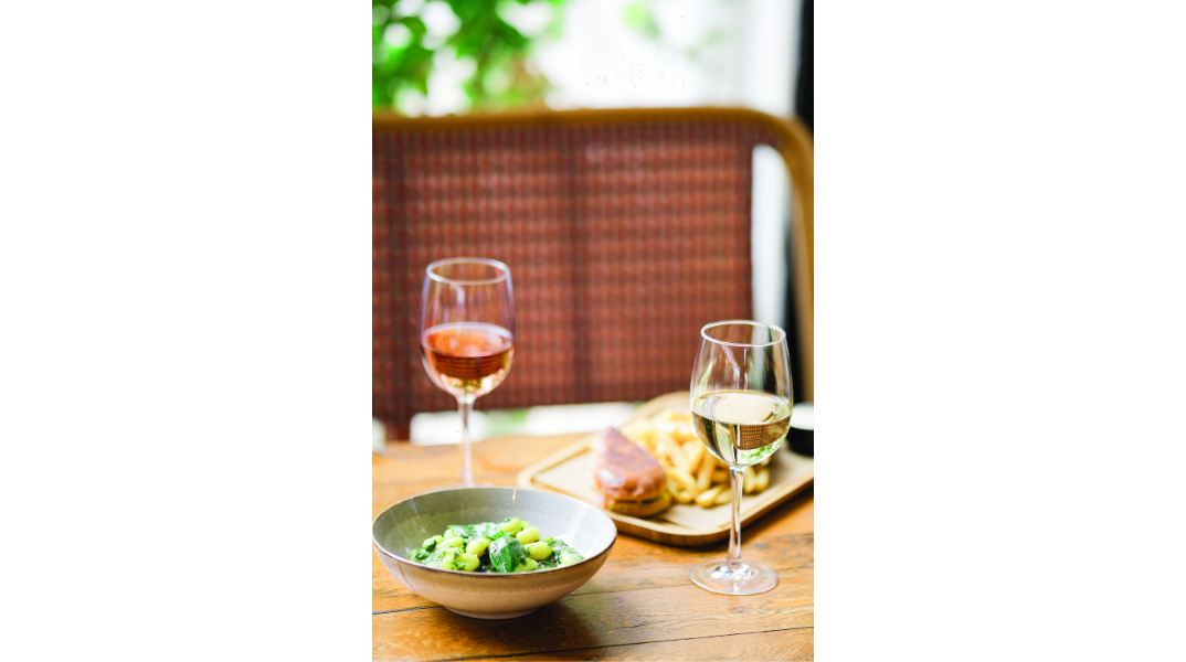 Café Cafe cocktails & more: Το στέκι που άλλαξε τα δεδομένα  στο Περιστέρι