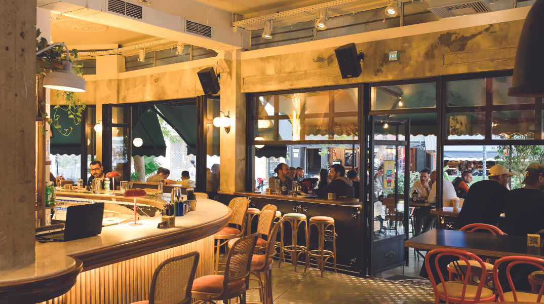 Café Cafe cocktails & more: Το στέκι που άλλαξε τα δεδομένα  στο Περιστέρι