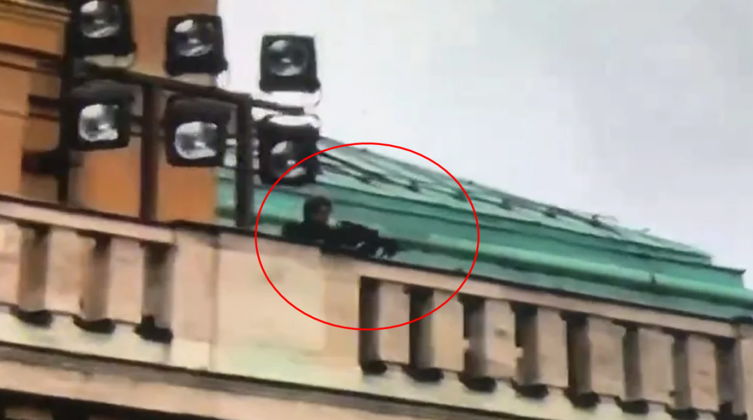 Ο 24χρονος μακελάρης στην οροφή του πανεπιστημίου κρατά στα χέρια του όπλο και ανοίγει πυρ σκοτώνοντας 14 άτομα