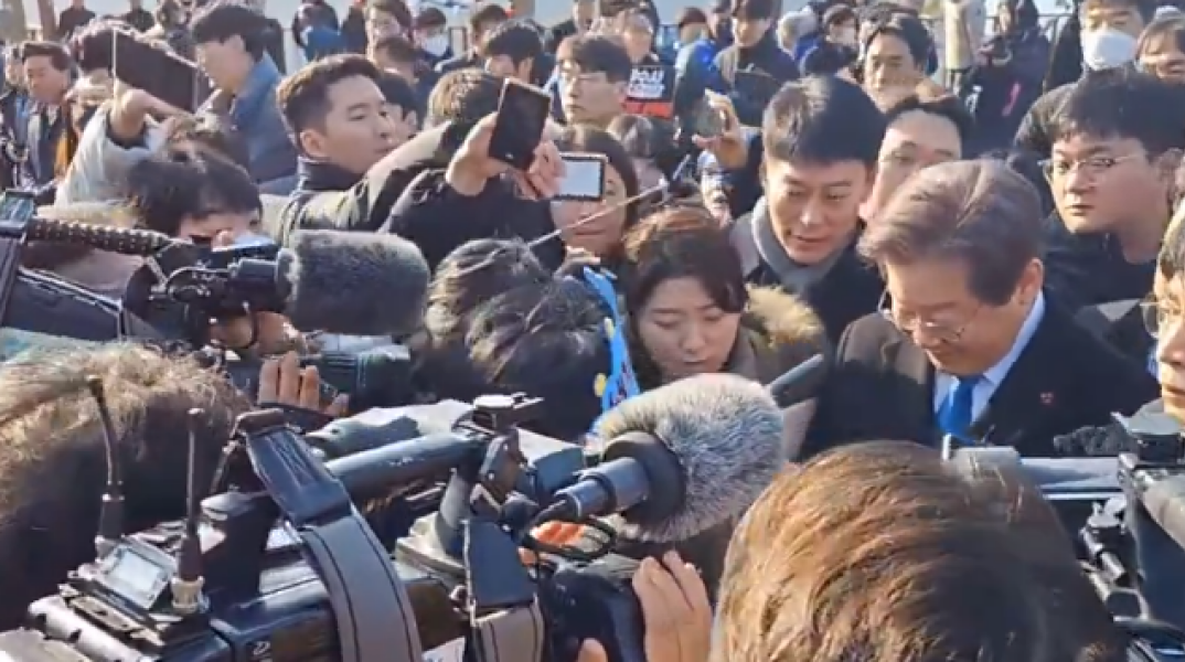 Νότια Κορέα: Ο ηγέτης της αντιπολίτευσης Λι Τζε-μιουνγκ μαχαιρώθηκε στον λαιμό