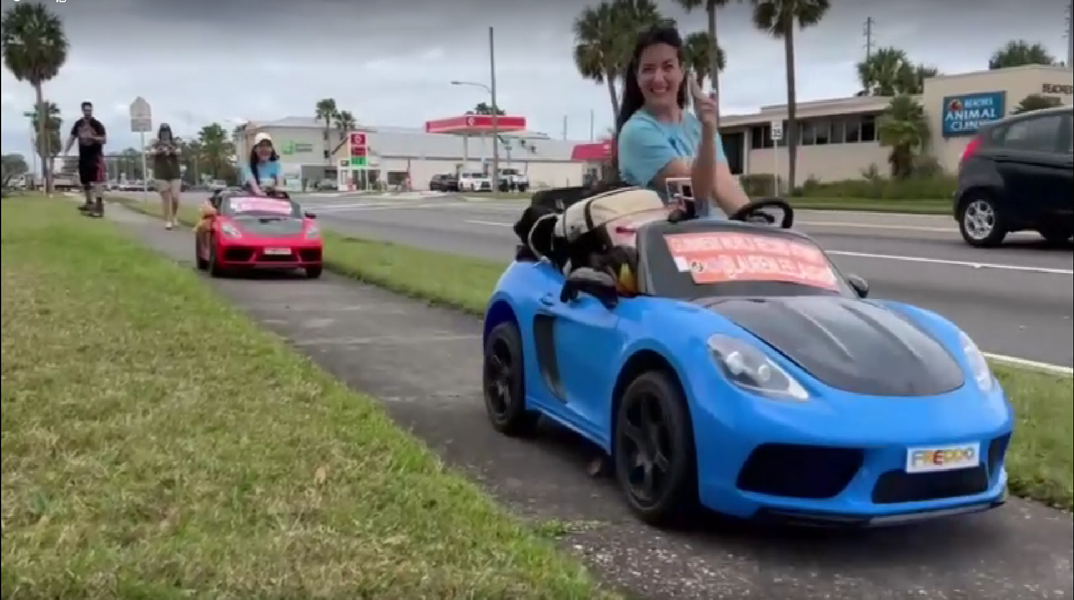 Δύο γυναίκες προσπαθούν να διανύσουν διαδρομή 804 χλμ με παιδικά αυτοκίνητα