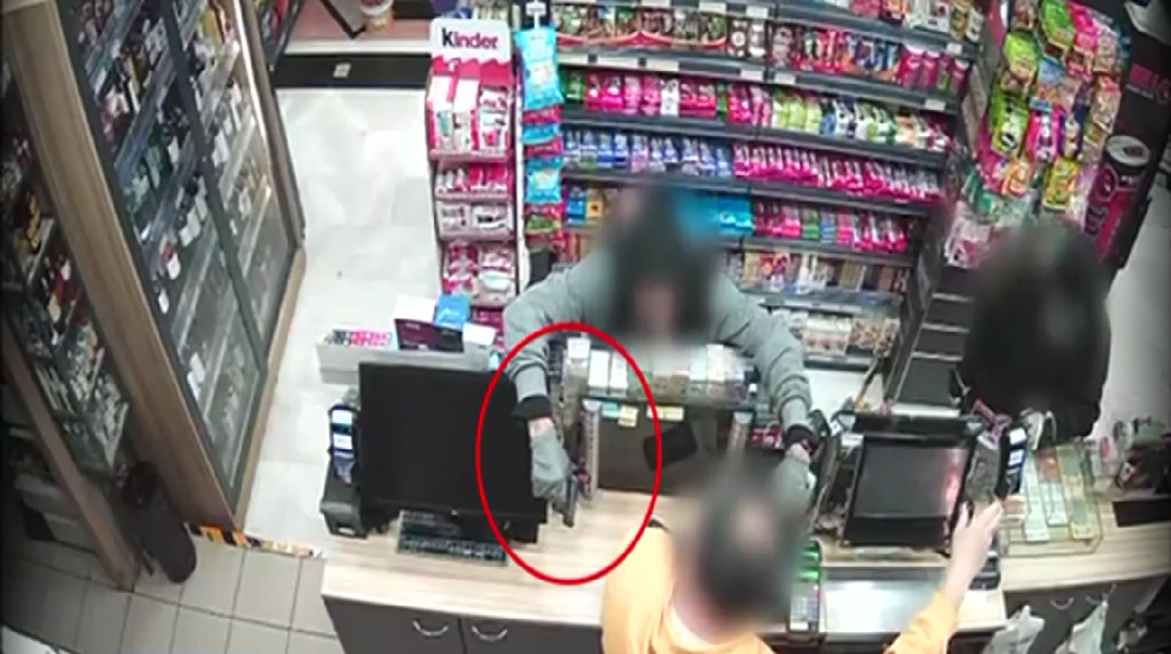 Ληστεία - Θεσσαλονίκη: Απείλησαν με όπλο και μαχαίρι υπάλληλο σε ψιλικατζίδικο 