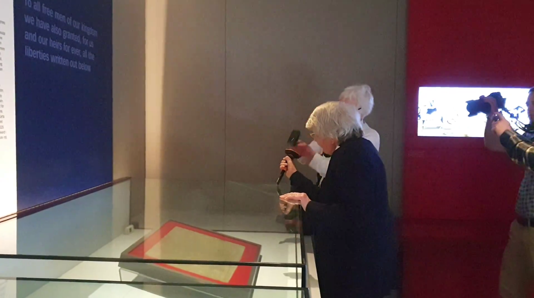 Δύο ηλικιωμένες ακτιβίστριες για το κλίμα έσπασαν την προθήκη της Μάγκνα Κάρτα