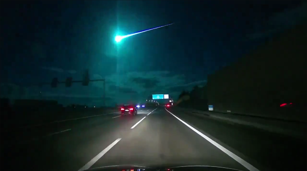 Μετεωρίτης φώτισε τον ουρανό της Ιβηρικής Χερσονήσου και χάρισε εντυπωσιακές εικόνες 