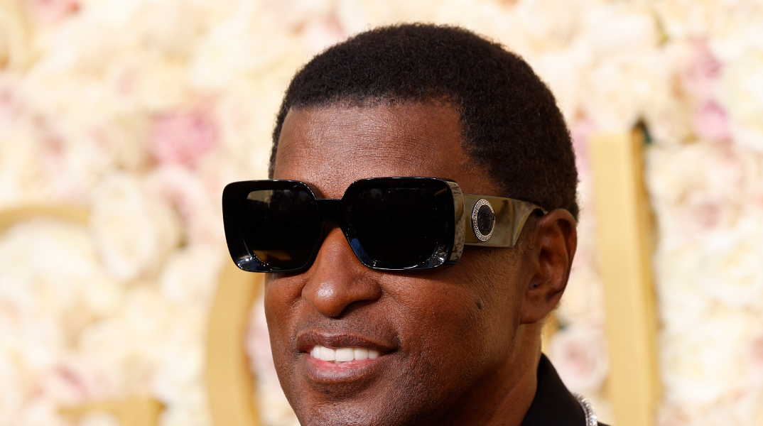 Grammy 2025: Aντιδράσεις για την ρεπόρτερ που άφησε τον Babyface στα κρύα του λουτρού για την Τσάπελ Ρόουν