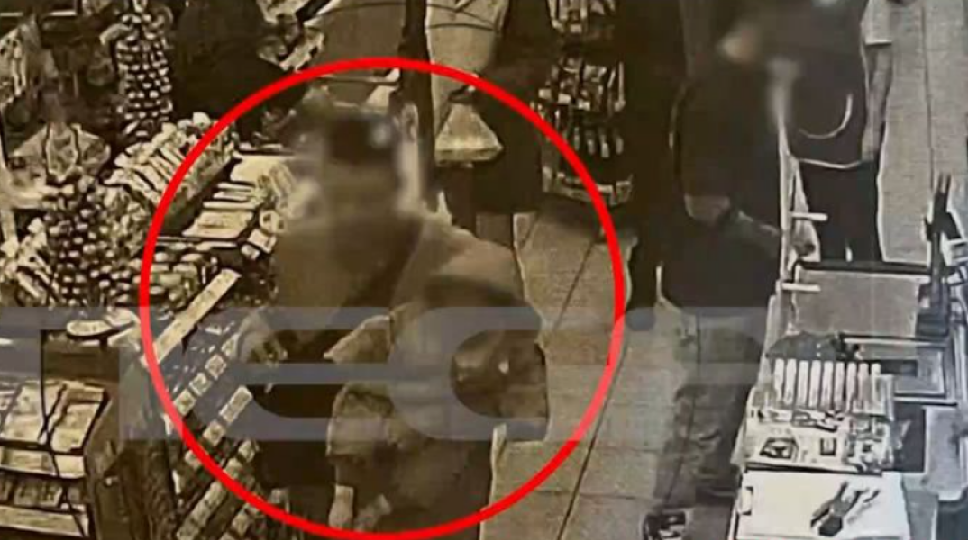 Άλιμος: Φωτογραφία ντοκουμέντο με τον άνδρα να κρατάει αγκαλιά το βρέφος στο σούπερ μάρκετ