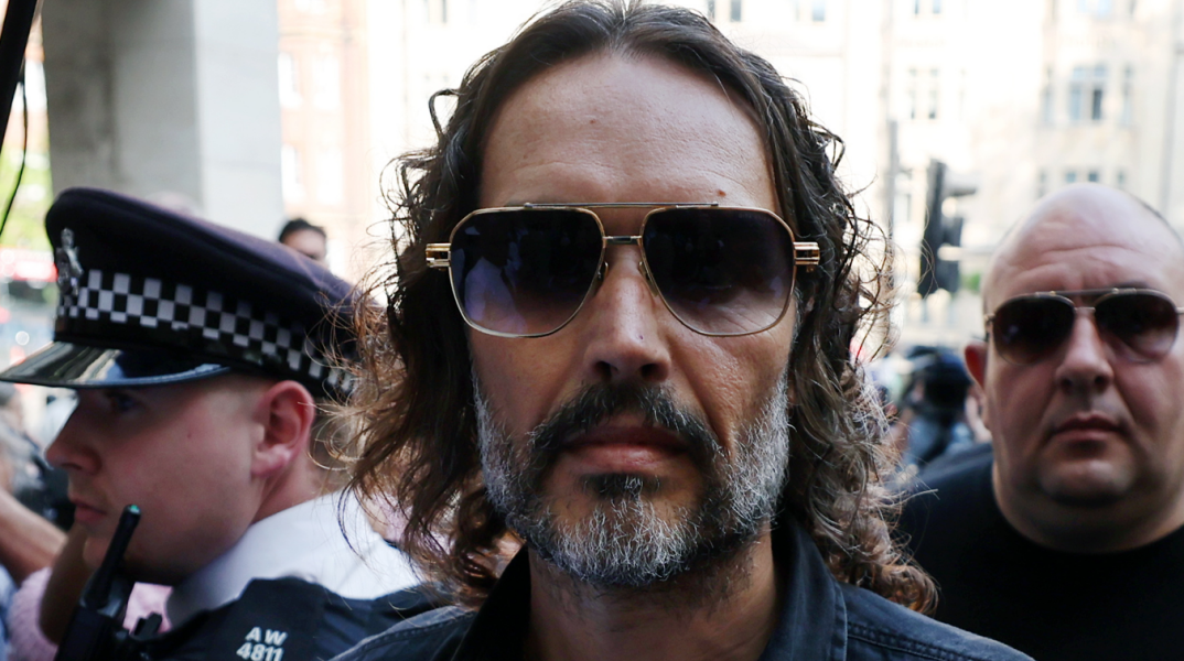 «Είμαι αθώος» - Ο Ράσελ Μπραντ για τον βιασμό και τις σεξουαλικές επιθέσεις κατά τεσσάρων γυναικών