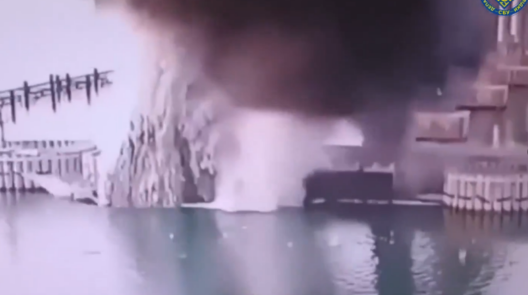 Η ουκρανική υπηρεσία ασφαλείας ανακοίνωσε ότι έπληξε με εκρηκτικά τη γέφυρα της Κριμαίας