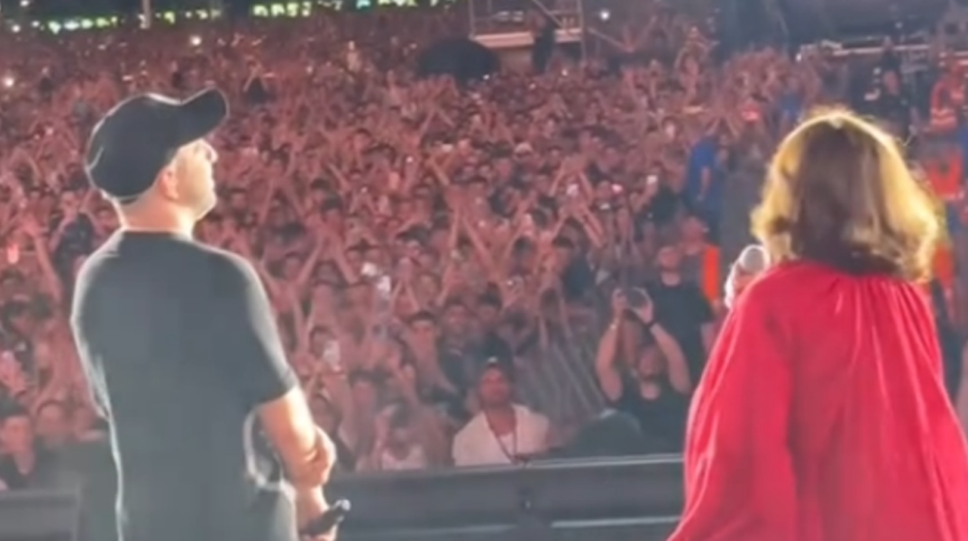 «Χάρις, όρμα τους» – Το επικό σχόλιο του Netflix για την εμφάνιση της Χαρούλας Αλεξίου στη συναυλία του ΛΕΞ 