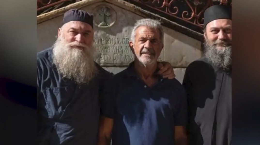 Μελ Γκίμπσον: Πίνει αγιασμό στο Άγιον Όρος - Γιατί διέμεινε στην Ιερά Μονή Χιλανδαρίου