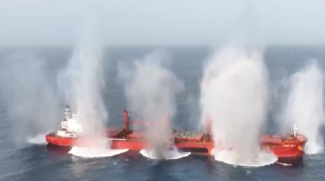 Καρέ καρέ η επίθεση των Χούθι στο ελληνόκτητο πλοίο στην Ερυθρά Θάλασσα 