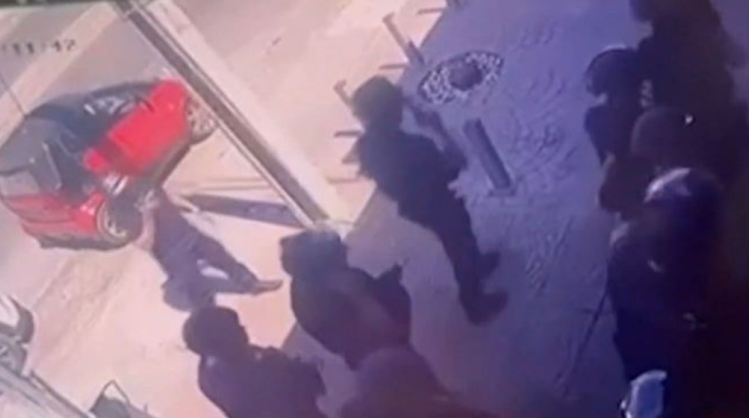 Αχαρνές: Βίντεο με την έφοδο της αστυνομίας στο κατάστημα - Η ιδιοκτήτρια είχε κλειδώσει τους ληστές