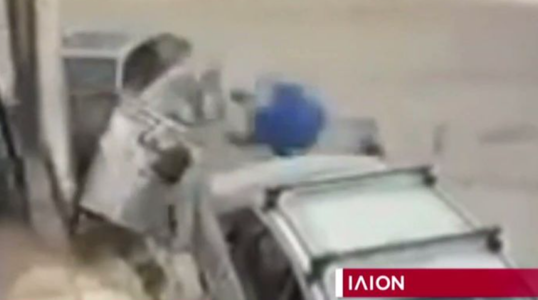 Τροχαίο στο Ίλιον: Η στιγμή που οδηγός παρασύρει τους τρεις πεζούς – Βίντεο ντοκουμέντο