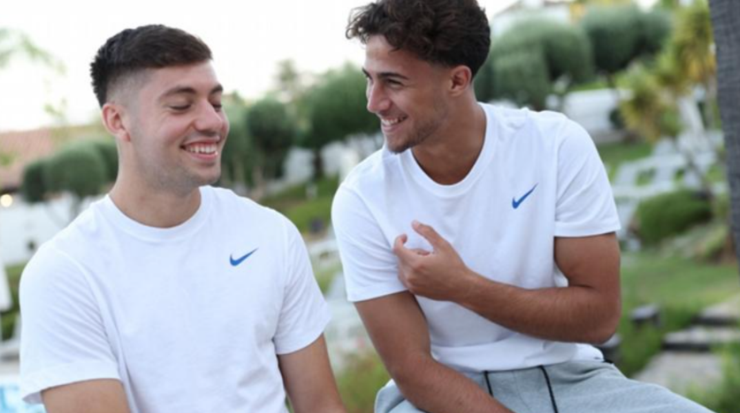 Τα παιδία παίζει στην Μπράιτον: Κωστούλας και Τζίμας λύθηκαν στα γέλια σε ένα επικό βίντεο