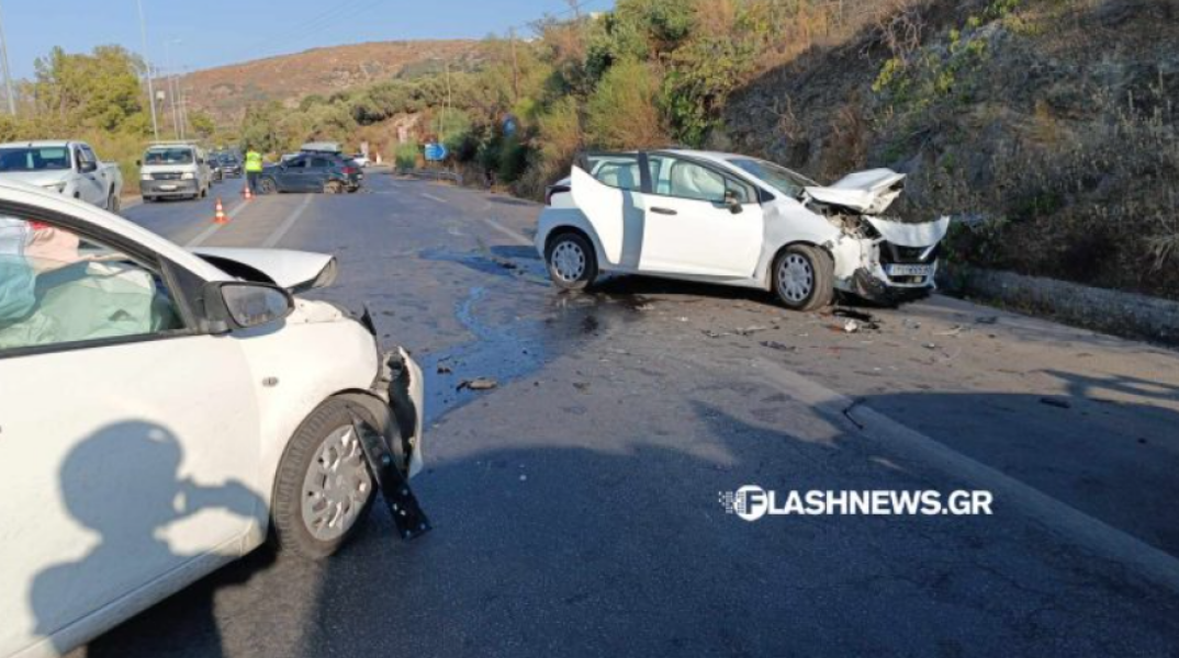 Kαραμπόλα τριών οχημάτων στον ΒΟΑΚ - Δύο τραυματίες, μεταφέρθηκαν στο Γενικό Νοσοκομείο Χανίων