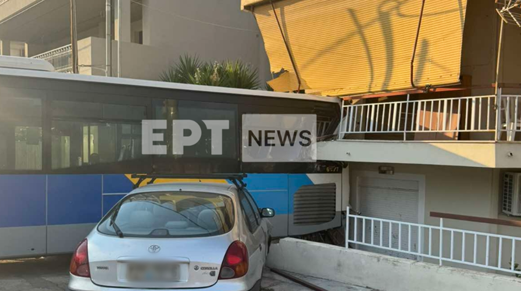Λεωφορείο προσέκρουσε σε κατοικία στην περιοχή του Παπάγου