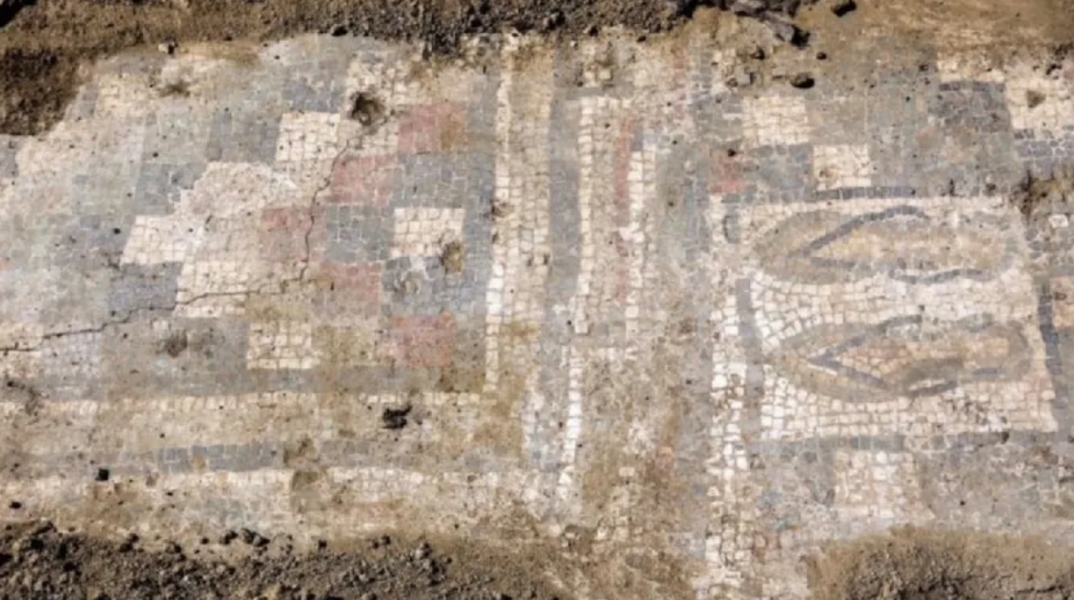 Flip-flops made in Rome;  Ανακαλύφθηκε ψηφιδωτό με «σαγιονάρες» σε ρωμαϊκή έπαυλη στη Σικελία