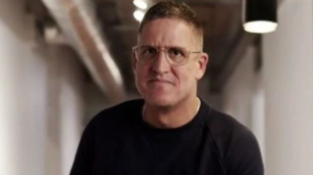 Τομ Γκρίνγουντ:  Παραμένει σε ΜΕΘ ο δισεκατομμυριούχος μετά το τροχαίο στη Μύκονο - «Έπεσαν οι πέτρες πάνω του»