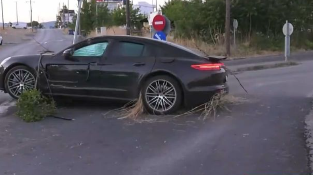 Σοβαρό τροχαίο στη Θεσσαλονίκη: Στο νοσοκομείο δύο άτομα - Οδηγός εγκατέλειψε το ΙΧ και αναζητείται