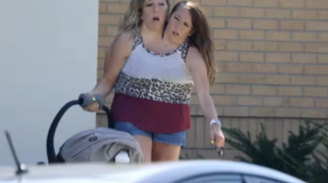 Ειδικός αποκαλύπτει ποια θεωρείται μητέρα: Οι σιαμαίες Άμπι και Μπρίτανι Χένσελ εθεάθησαν με νεογέννητο