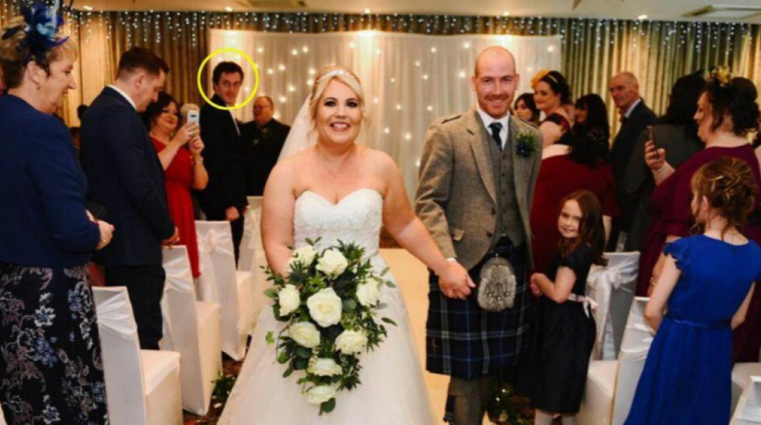 Ένας άγνωστος στο γαμήλιο άλμπουμ: Το μυστήριο του απρόσκλητου καλεσμένου που λύθηκε... τέσσερα χρόνια μετά