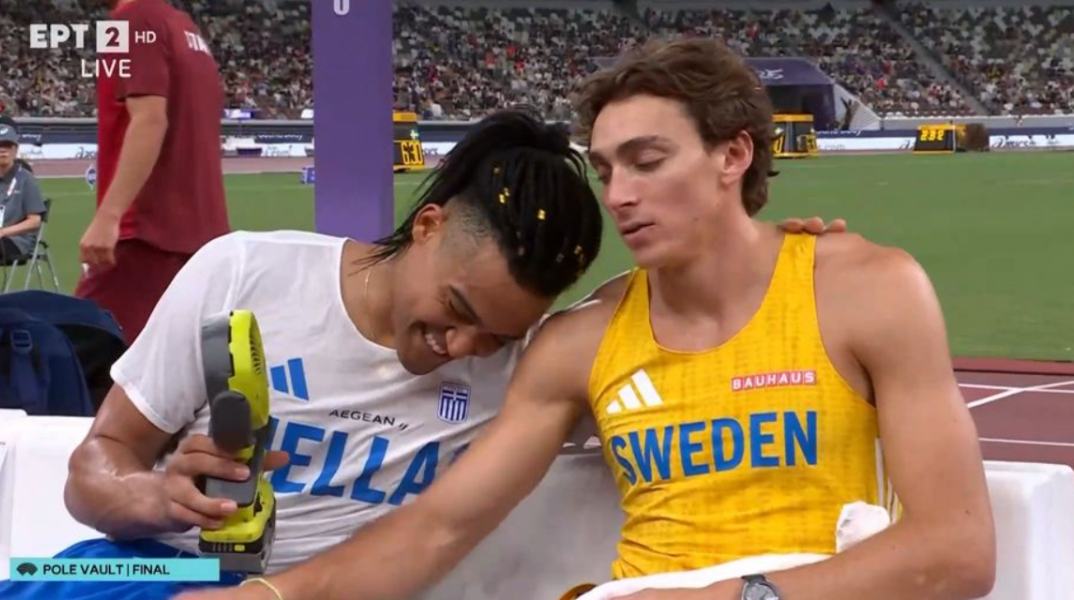 Επική στιγμή στον τελικό του επί κοντώ: Ο Καραλής δροσίζει τον Ντουπλάντις πριν το ιστορικό άλμα