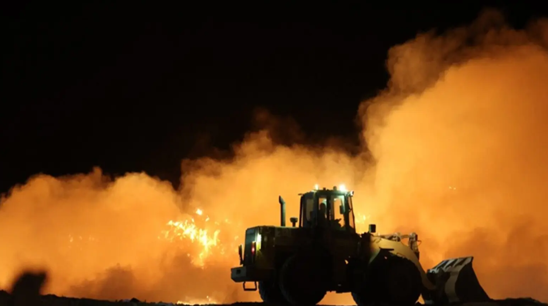 Μαίνεται η φωτιά στα Χανιά που ξέσπασε στον ΧΥΤΑ - «Μπορεί να καίει για μέρες»