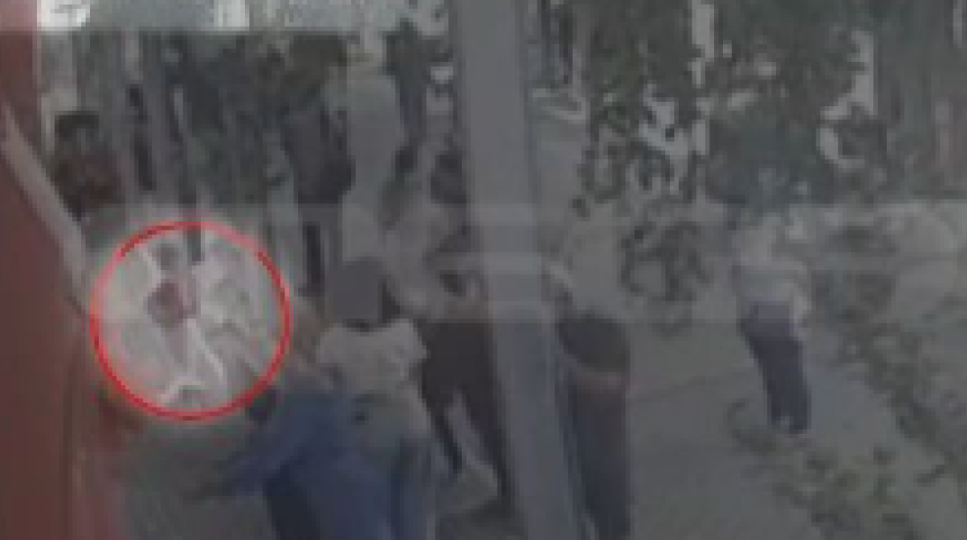 Άγιος Παντελεήμονας: Η στιγμή που 4χρονη φεύγει από το νηπιαγωγείο - Την αναζητούσαν επί μια ώρα