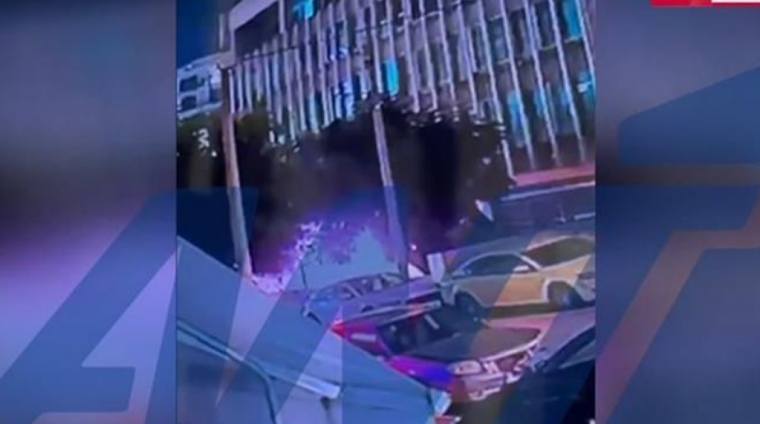 Η στιγμή που οι δράστες τοποθετούν γκαζάκια στο παράρτημα του υπουργείου Αγροτικής Ανάπτυξης στη Συγγρού