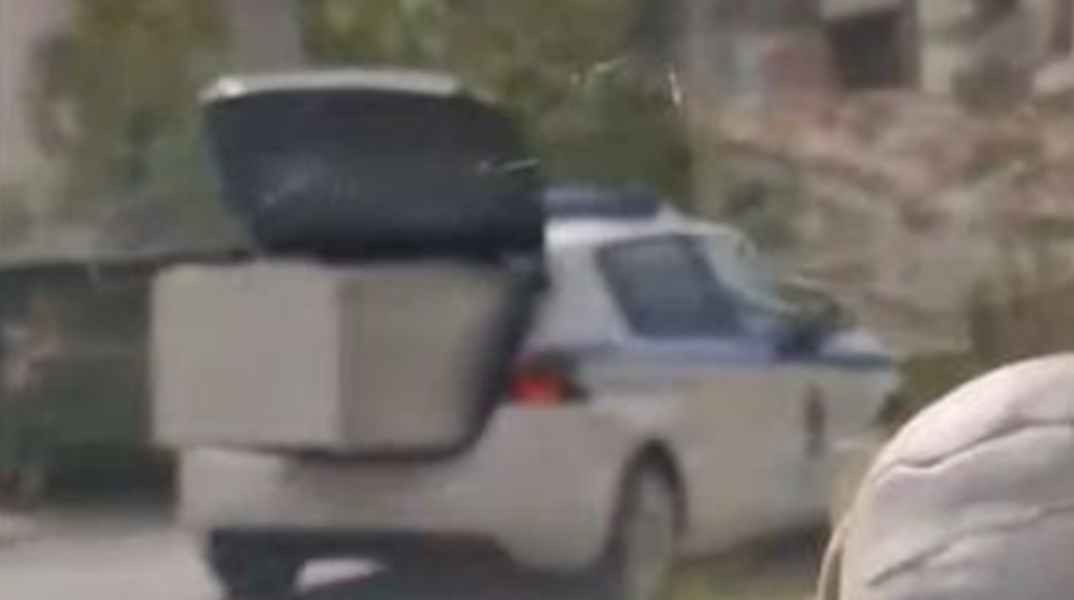 Σε διαθεσιμότητα ο αστυνομικός που μετέφερε ψυγείο με περιπολικό