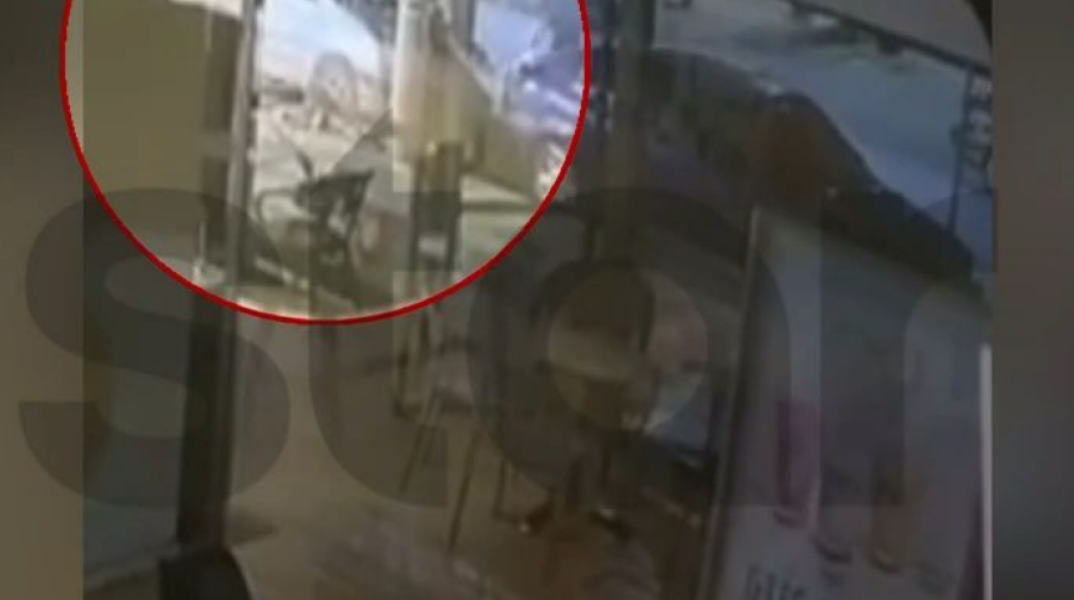 Περιστέρι: Οδηγός ΙΧ έπεσε πάνω σε σταθμευμένα οχήματα και χτύπησε μητέρα και παιδί